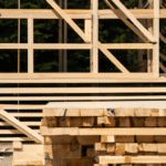 Czy jest w Warszawie duży wybór drewna budowlanego i jak znaleźć najlepszy dostawca?